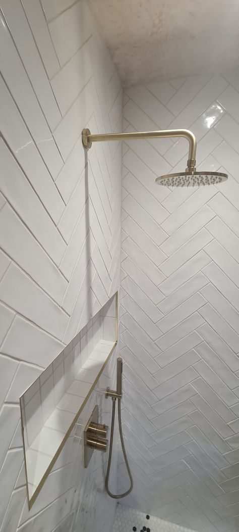 White Tiles Brass Fittings, Brass Tile Trim, Brass Tile, Bathroom Tiles Combination, Tile Combinations, Herringbone Tiles, Loft Bathroom, Brass Trim, Herringbone Tile