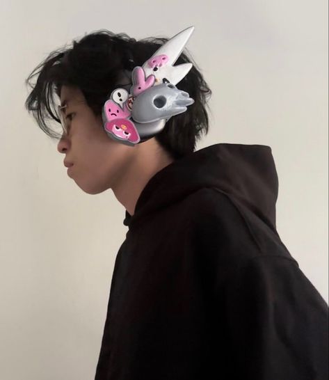 Trendy Headphones, Cool Headphones, Headphone Decoration, Headphones Design, Headphone Accessories, Airpods Max, Image Swag, Sticker Bomb, Dark Outfits