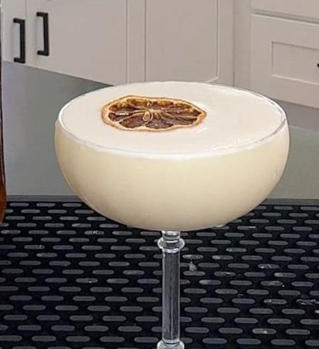 Lemon Meringue Pie Martini, Lemon Martini, Lemon Drop Martini, Creative Cocktail, Lemon Meringue Pie, Martini Recipes, Cocktail Recipes Easy, Meringue Pie, Pretty Drinks