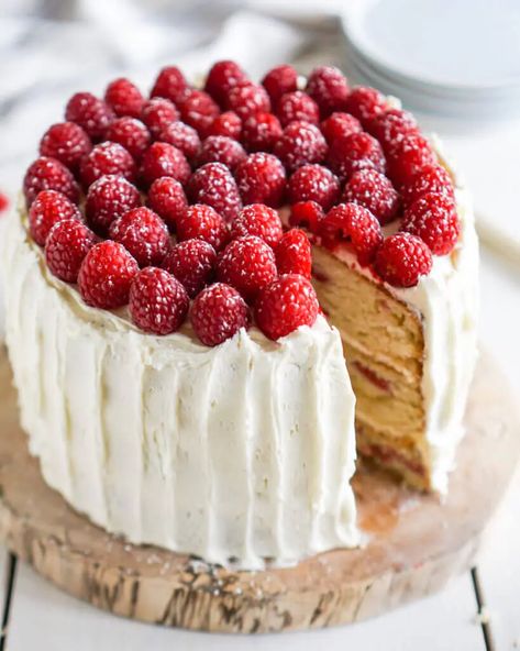 White Chocolate Raspberry Cake Baking For Friends, Baking Tips And Tricks, Chocolate Raspberry Cake Recipe, White Chocolate Raspberry Cake, Raspberry Cake Recipes, Bulk Barn, White Chocolate Desserts, Best Baking, Desserts Cookies