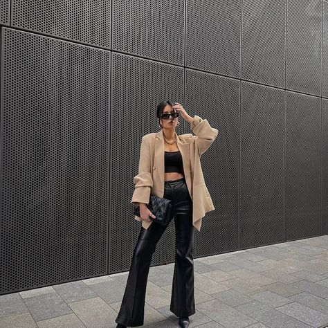 Follow our Pinterest Zaza_muse for more similar pictures :) Instagram: @zaza.muse | Pic: yvzux Chique Outfits, Foto Poses, Looks Street Style, Moda Vintage, Mode Inspo, Looks Chic, Blazer Outfits, 가을 패션, Mode Vintage