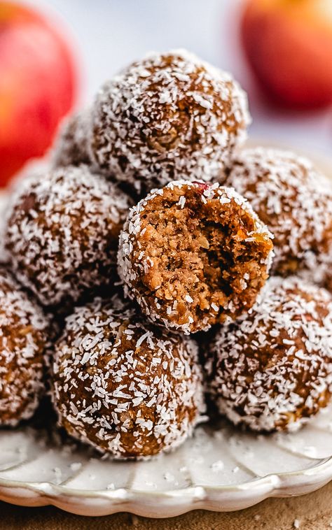 Apple Pie Bliss Balls - The Delicious plate Apple Pie Spice, Bliss Balls, Healthy Apple, Raisin Cookies, Cashew Butter, Oatmeal Raisin, Small Plate, Gluten Free Oats, Delicious Snacks Recipes