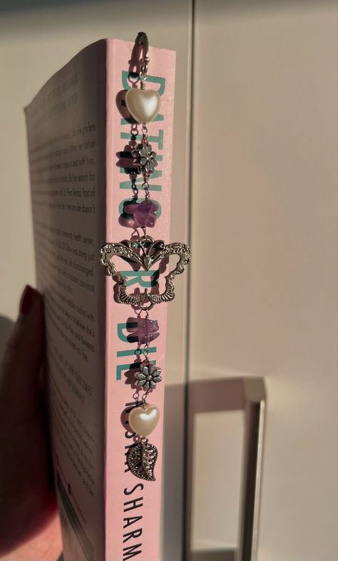 Amethyst metal hook bookmark! One of a kind crystal bookmark for book lovers🫰🏼available on depop : mini_styles Crystal Bookmark, Amethyst Butterfly, Butterfly Bookmark, Penanda Buku, Charm Bookmark, Origami For Beginners, Bookmark Craft, Beaded Bookmarks, Paper Bookmarks