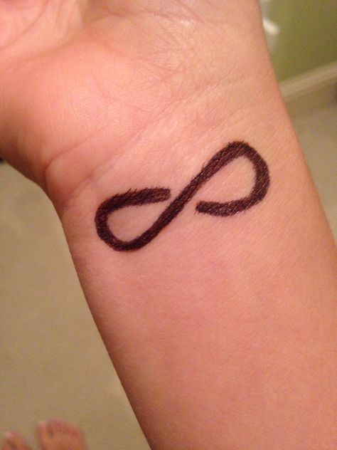 DIY semi-permanent tattoo: draw infinity sign with sharpie or any permanent marker Temporary Tattoo Sharpie, Sharpie Tattoo, Non Permanent Tattoo, Homemade Tattoos, Pinterest Baby, Diy Tattoo Permanent, Tattoo For Boyfriend, Tattoo Diy, Infinity Tattoo Designs