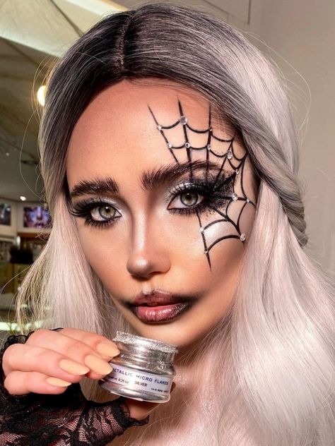 Spider Make Up For Halloween, Simple Spider Makeup, Spider Halloween Costume Makeup, Halloween Half Face Makeup, Spider On Face Makeup, Spidermakeup Halloween, Womens Spider Makeup, Spider Make Up Eye Makeup, Spider Web Makeup