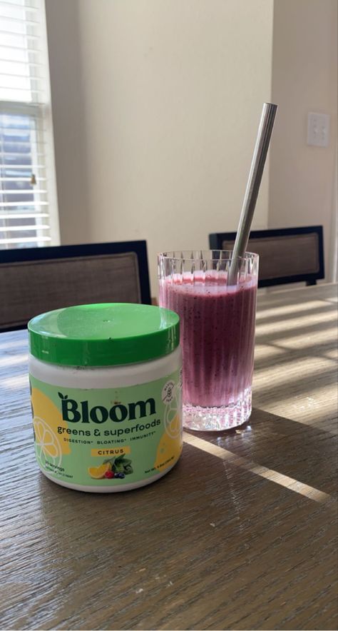 Smoothie Bloom Nutrition Greens, Superfoods Powder, Green Powder Smoothie, Bloom Nutrition, Beet Root Powder, Green Breakfast Smoothie, Probiotics And Prebiotics, Super Greens Powder, Greens Powder