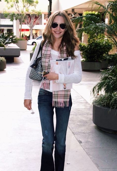 Amanda Bynes Style, Amanda Bynes Outfit, Amanda Bynes 2000s Outfits, Amanda Bynes 2000s, 90s Lookbook, Aries Outfits, Model Off Duty Outfits, Smart Outfits, Iconic Outfits