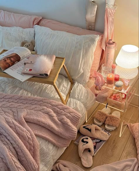 Clean Girl Bedroom Aesthetic Pink, Cozy Pink Bedroom, Sophie Core, Dekorasi Kamar Tidur, Girly Room, Cute Room Ideas, Pretty Room, Room Makeover Bedroom, Dream Room Inspiration