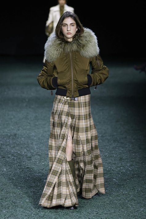 Fall 24 Runway, Chloe 2024 Fall, Fashion Runway 2024, London Fashion Outfits, Fw24 Runway, Fall Winter Runway, Burberry Fashion Show, Burberry Collection, Fashion Design Inspiration Board