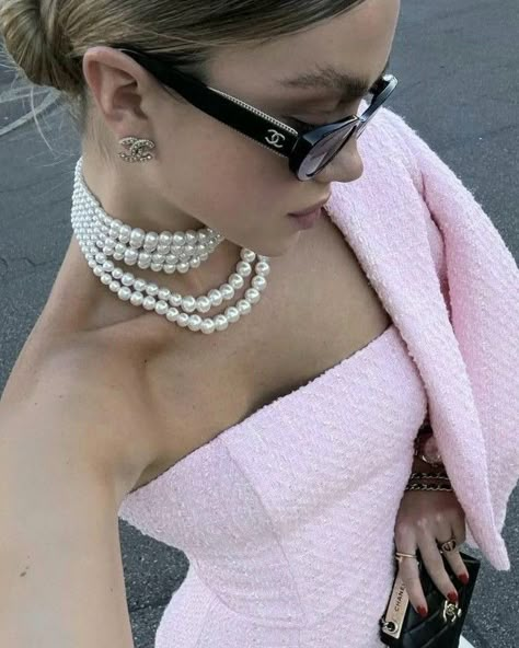 Chanel Earrings Outfit, Pink Chanel Bag Outfit, Mini Chanel, Necklace Chanel, Pink Ootd, Earrings Chanel, Chanel Glasses, Ootd Spring, Pink Aura