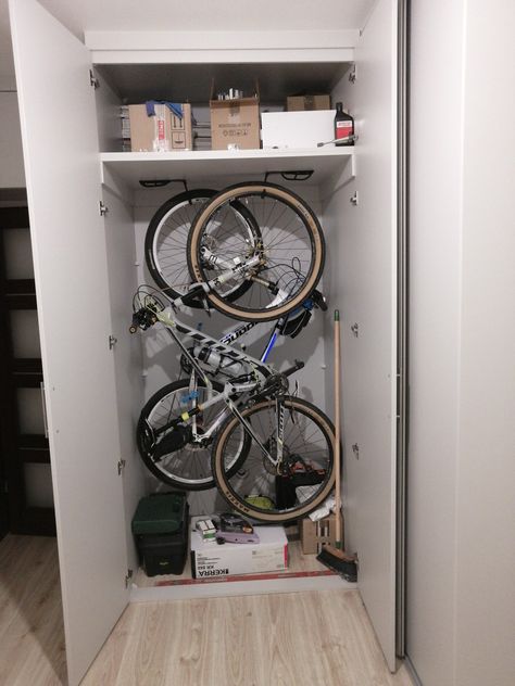 Garage Organization Ideas Diy, Dressing Angle, Garage Door Diy, Bike Storage Home, Bike Storage Apartment, Garage Organization Shelves, Indoor Bike Rack, Vertical Bike Storage, Indoor Bike Storage