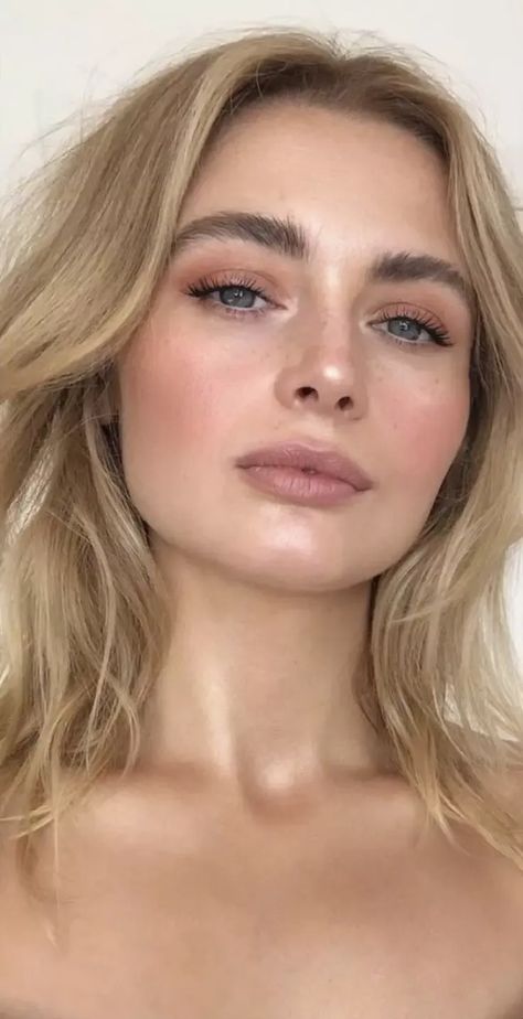 Embrace Natural Beauty: 24 Light Makeup Looks for Summer 2024 - divagaze.com Natural Wedding Eye Makeup, Ethereal Bridal Makeup, Bridesmaids Makeup Natural, Cold Tone Makeup, Ethereal Wedding Makeup, Makeup Looks For Summer, Light Natural Makeup, Bridesmaid Makeup Natural, Doe Eye Makeup