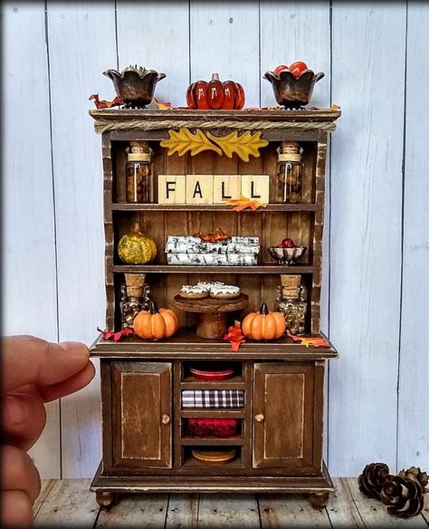 Mini Thanksgiving, Miniature Hutch, Dollhouse Halloween, Hutch Decor, Craftsman Furniture, Tiny Furniture, Doll House Crafts, Halloween Miniatures, Halloween Kitchen