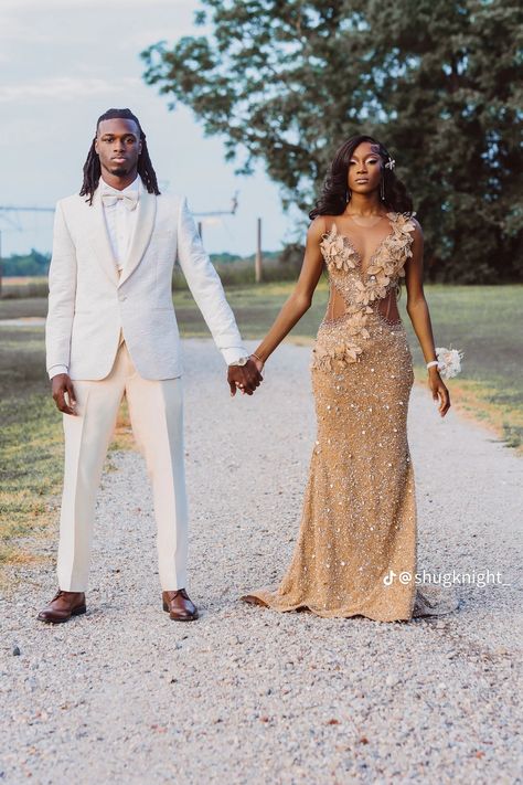 Brown Prom Couple, Beige Prom Suit, Brown Prom Dress Couple, Prom Colors Schemes, Prom Date Pictures, Homecoming Aesthetic, Brown Prom Dress, Date Pictures, Prom Gold