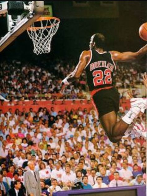 CLYDE "THE GLIDE" DREXLER  #clydedrexler #clydetheglide #theglide #drexler #portlandtrailblazers #trailblazers #blazers #portland #fiveslammajamma #slamdunks #dunk #dunks #nbajam #nba Clyde Drexler, Basketball Rules, Uk Basketball, Basketball Highlights, Nba Pictures, Nba Legends, Nba Stars, Sports Hero, Basketball Legends