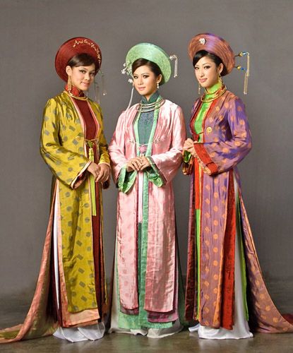 Vietnamese traditional dress Traditional Vietnamese Clothing, Traditional Vietnamese Wedding, Vietnamese Traditional Clothing, Vietnam Costume, Traditional Asian Clothing, Vietnamese Clothing, Vietnam Fashion, Ao Dai Vietnam, Vietnamese Traditional Dress