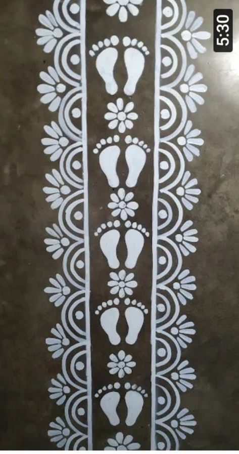 Tulsi Painting Design, Border Alpona Designs Simple, Manabasa Gurubar Jhoti Simple, Chitta Design, Mandna Design, Lokhi Puja Alpona, Krishnashtami Decoration, Jhuti Designs, Alpana Designs Bengali Border