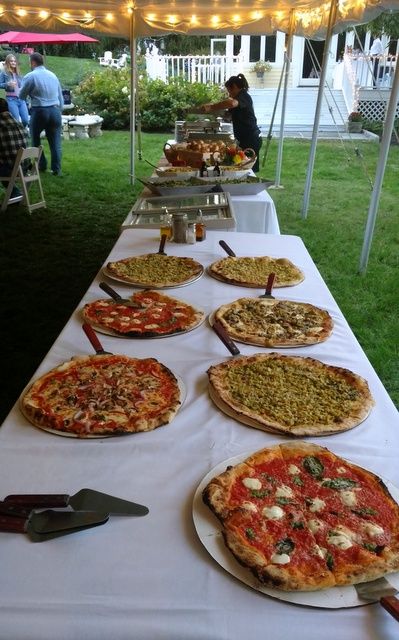 Bbq Anniversary Party Ideas, Pizza Garden Party, Pizza Buffet Display, Pizza Serving Ideas, Pizza Table Display, Pizza Display For Party, Pizza Buffet Wedding, Anniversary Party Food, Spring Outdoor Party