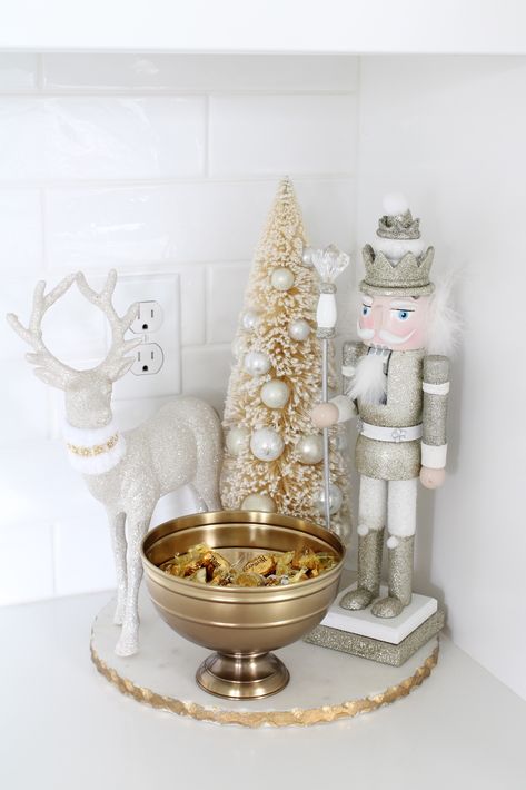 Cabinet Decorating Ideas, Christmas Kitchen Decor Ideas, Silver Gold Christmas, Glam Christmas Decor, Elegant Christmas Decor, Silver Christmas Decorations, Christmas Themes Decorations, Glam Christmas, Christmas Kitchen Decor