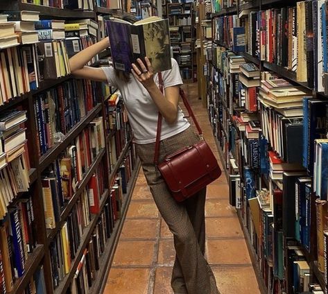 Book Store Photos, Book Store Date Outfit, History Books Aesthetic, History Girl Aesthetic, Reading The Secret History, Library Outfits, Editor Aesthetic, A Secret History, Book Editor