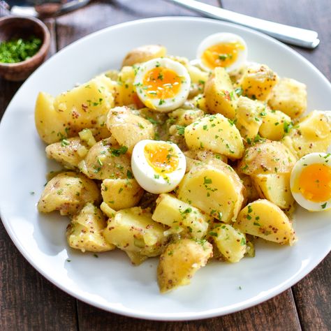 Potato Salad with Soft-Boiled Eggs and Maple Mustard Dressing is a summer picnic recipe that you need to add to your recipe box! | www.cookingandbeer.com Dressing For Potato Salad, Boiled Potatoes Recipe, Potato Salad Mustard, Potato Salad Dill, Potato Salad Dressing, Potato Salad Recipe Easy, Telur Rebus, Potato Salad With Egg, Tabbouleh Salad