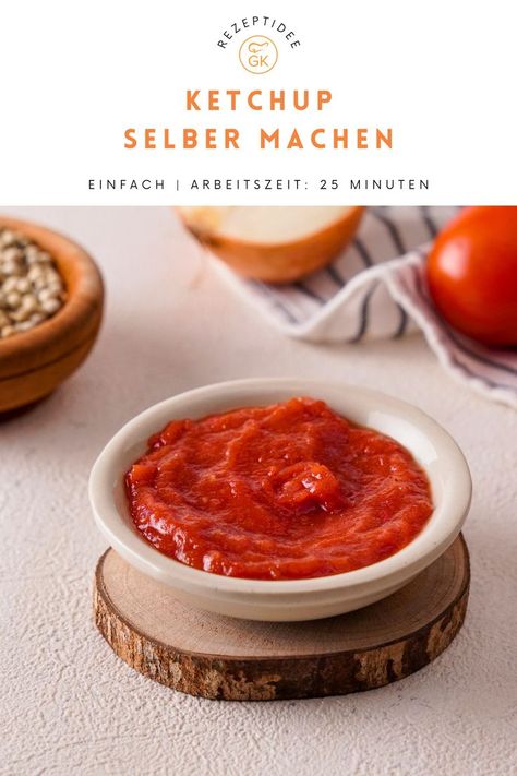 Wer denkt, dass Ketchup selber machen zu kompliziert ist, sollte sich dieses Rezept unbedingt ansehen. Es dauert nicht lang und schmeckt so viel besser und fruchtiger als aus der Flasche. Zudem hat dieses Rezept eine praktische Videoanleitung dabei. Ketchup, Dip