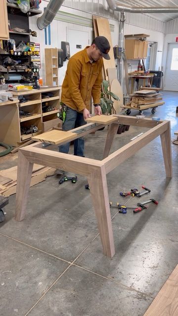 James Wesley, Expanding Table, Timber Table, Furniture Design Wooden, Carpentry Diy, Diy Furniture Renovation, Wood Working Gifts, Wooden Projects, Furniture Renovation