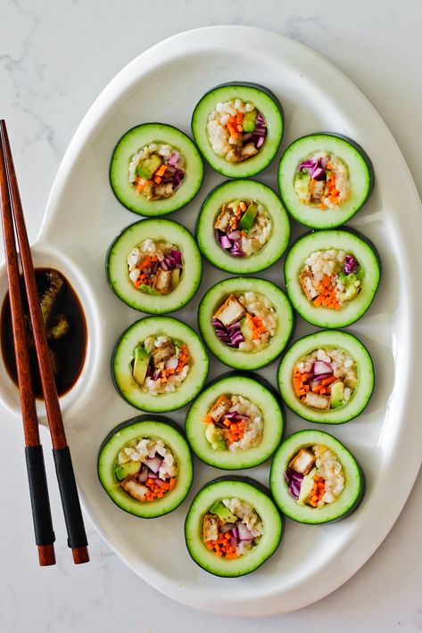 Stuffed Cucumber Sushi, Cucumber Sushi Bites, Vegan Cucumber Sushi, Cucumber Sushi Rolls Vegan, Low Cal Sushi, Raw Vegan Sushi, Sushi Healthy, Healthy Midnight Snacks, Cucumber Snack