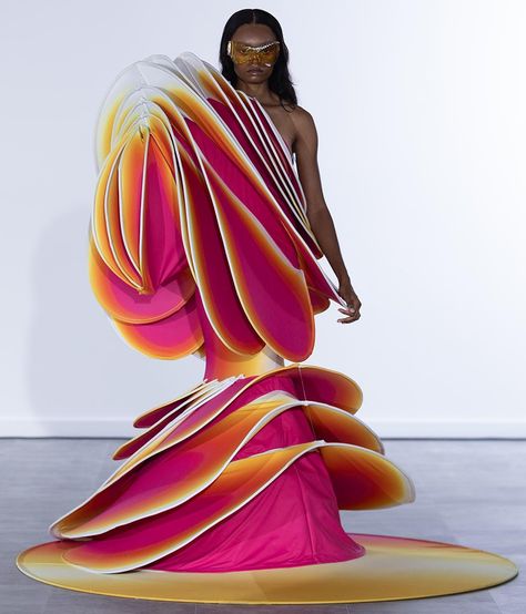 linda‎‎ (@itgirlenergy) on X Delita Martin, Art Sources, Fashion Innovation, Structured Fashion, Structural Fashion, Experimental Design, Conceptual Fashion, 3d Fashion, Weird Fashion