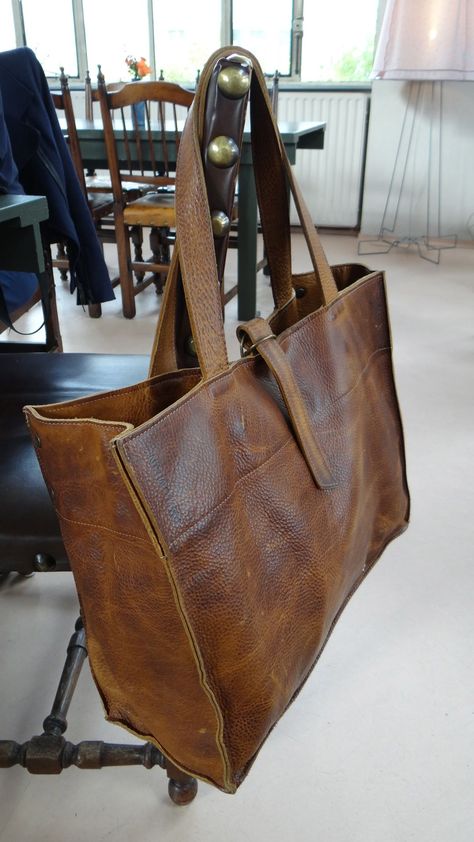 Cognac Leather Bag, Stylish Leather Bags, Handmade Leather Tote, Soft Leather Backpack, Leather Bag Design, Leather Shopper Bag, Mens Bags Fashion, Italian Bags, Leather Tote Purse