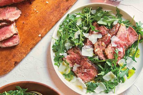 Steak and Arugula Salad with Pesto Vinaigrette Recipe | Leite's Culinaria Steak And Arugula, Beef Tagliata, Italian Steak, Weekly Menu Ideas, New Dinner Recipes, Steak Salad Recipe, Pesto Vinaigrette, Food Steak, Giada Recipes