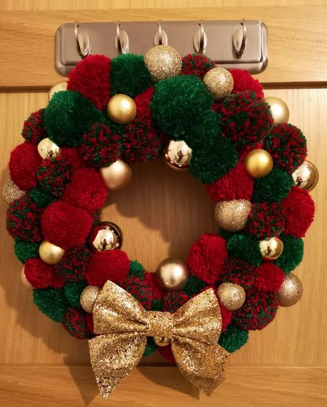 Xmas Pom Pom Wreath, Pom Poms Wreath, Wreath Pom Pom, Christmas Crafts Pom Poms, Pom Pom Wreaths Christmas, Pompom Wreath Christmas Diy, How To Make A Pom Pom Wreath, Pompom Crafts Christmas, Pompom Christmas Wreath