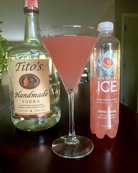 Yep, It's Keto - Keto Pink Grapefruit Vodka Martini. If... Keto Titos Drinks, Low Carb Vodka Cocktails, Titos Vodka Drinks Keto, Vodka Valentines Drink, Keto Pink Drink At Home, Low Sugar Alcoholic Drinks, Titos Vodka Recipes, Ciroc Vodka, Grapefruit Vodka