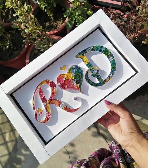 Quilled Wedding Gifts, Couple Quilling Art, Paper Quilling Letters, Quilling Art Unique, Quilling Dolls, Quilling Letters, Gifts Paper, Arte Quilling, Paper Quilling Tutorial