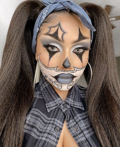 Payasa Chicana Make Up, Chicano Halloween Makeup, Chicano Clown Makeup Men, Gangster Clown Costume, Chicana Makeup Clown, Chola Halloween Costumes, Cholo Clown Makeup, Payasa Makeup, Chola Clown Makeup