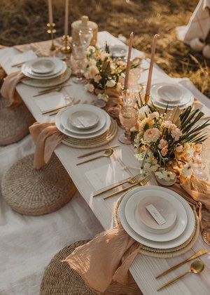 Terra Nomad- Gallery — Aeipathy Studio Photo: Anna Landstedt Photography Nude/ clay/ terracotta colours raw and natural tablescape #gathering #tablescapes #wedding #weddingdecor #weddingcolors #terracotta #weddingtabledecorations #tablesettings #eventstyling Tafel Decor, Elegant Dinner Party, Boho Picnic, Elegant Dinner, Table Set Up, Wedding Table Decorations, Picnic Party, Wedding Table Settings, Studio Photo