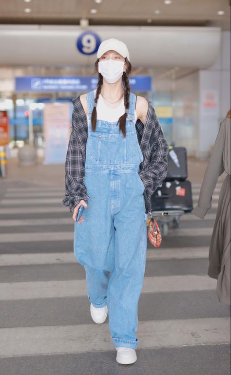 Overalls Korean Outfit, Ootd Overall Jeans, Jumper Pants Outfit Denim, Jumper Outfit Denim Short, Jumper Outfit Denim, Overall Costume Ideas, Jumper Pants Outfit, Jumper Outfit Ideas, Ootd Overall