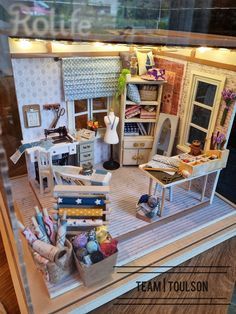 Dolls House Sewing Room, Dolls House Room Box Ideas, Room Miniature Diy, Sewing Room Miniature, Mini Sewing Room, Miniature Art Studio Diy, Miniature Room Boxes Diy, Dollhouse Sewing Room, Diy Miniature Room