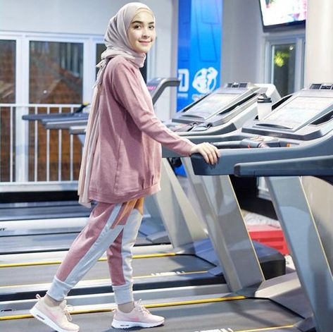 Tetap Nyaman, 10 Ide Outfit Hijab Saat Olahraga yang Staylish Abis , Bisa menggunakan hijab atau kerudung yang langsung pakai. Kalau masih bingung, ini ide outfit untuk aktifitas saat berolahraga. , https://www.dailysia.com/10-ide-outfit-hijab-untuk-olahraga-tetap-nyaman-dan-stylish/ Hijab Sport Outfit, Hijabi Mode, Hijab Stile, Sports Hijab, Estilo Hijab, Outfit Gym, Outfits Hijab, Modern Hijab Fashion, Casual Hijab Outfit