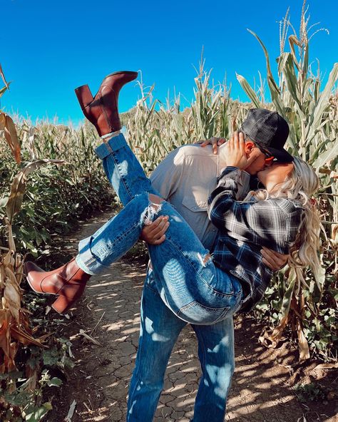 Couples Photoshoot Poses Pumpkin Patch, Cute Fall Pictures For Couples Pumpkin Patch, Fall Pics For Couples, Cute Couple Halloween Pictures, Western Pumpkin Patch Outfit, Fall Couple Photos Pumpkin Patch, Country Fall Pictures, Pumpkin Patch Proposal Ideas, Fall Couples Photoshoot Pumpkin Patch