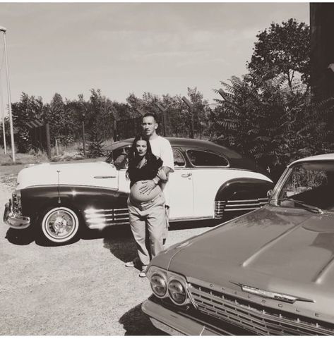 Cute Gas Station, Gas Station Pics, Barber Shop Vintage, Old School Pictures, 1950s Rockabilly, Chicano Love, Maternity Photography Poses Couple, Chola Style, Gang Culture