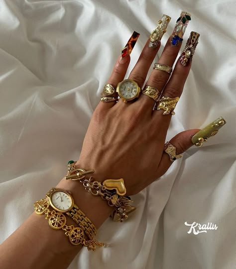 Illusion Tattoo, Arabic Aesthetic, Optical Illusion Tattoos, Illusion Tattoos, Nail Design Glitter, Chunky Gold Jewelry, Optical Illusion Tattoo, Xoxo Jewelry, Dope Jewelry Accessories