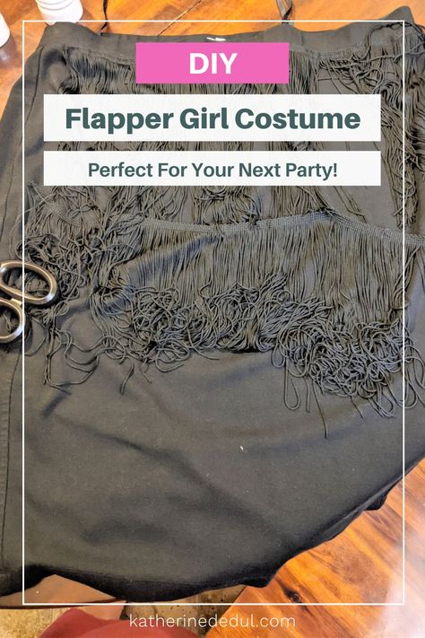 The roaring 20s are back! Celebrate them in style this Halloween with a gorgous DIY flapper girl costume! Diy Great Gatsby Costume, Great Gatsby Party Outfit Diy, Diy 20s Costume, Diy 1920s Costume, Diy Flapper Costume, Diy Flapper Dress, Flapper Costume Diy, 1920s Outfit Ideas, Flapper Girl Costumes