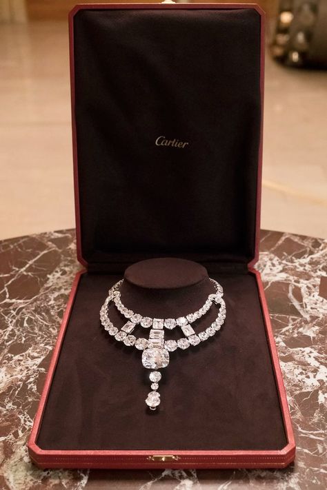 Anne Hathaway will be wearing this priceless Cartier necklace in Ocean's 8—see it here. Jeanne Toussaint, Gaun Abad Pertengahan, Cartier Necklace, Diamond Necklaces, Cartier Jewelry, Expensive Jewelry, Anne Hathaway, A Necklace, Affordable Jewelry