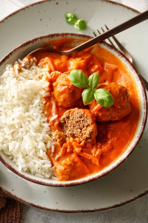 Heute möchte ich dir ein einfaches und schnelles Rezept vorstellen: Hackbällchen in cremiger Tomatensoße. Dieses Gericht eignet sich hervorragend für ein schnelles Mittagessen oder ein stressfreies Feierabendessen. Es ist kinderleicht zuzubereiten und benötigt nur wenige Zutaten, die wahrscheinlich jeder zu Hause hat. Die Hackbällchen sind saftig, würzig und schmecken der ganzen Familie. Egal ob zu Nudeln, Reis oder Kartoffelbrei: Die Kombination aus herzhaften Hackbällchen und fruchtiger Toma Lunches And Dinners, Meat Recipes, Family Dinner Recipes Kids, Fast Family Dinners, Kids Lunch Recipes, Easy To Cook Meals, Fast Lunch, Family Dinner Recipes, Diy Food