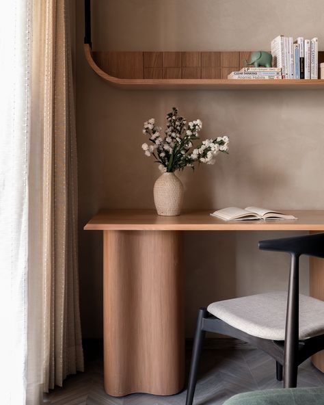 When reading desks are a requirement, we work a charm like this 😍 Just like the rest of the room, we kept the table minimal yet added bespoke legs that make a statement ❤️ Aligning the base to the curves used throughout the home, we created this masterpiece. A ceiling hung shelf completes the set up in perfect usability and aesthetics 🥰 . Photo credit: @nayansoni21 . . #studioipsa #workstation #studydesk #interiordesign #interiordesignideas #texturepaint #interiordesigninspiration #inte... Japandi Study Table, Study Desk Design, Zen Style Interior, Minimal Workspace, Work Desks, Aesthetic Office, Minimal Desk, Study Table Designs, 20 Aesthetic