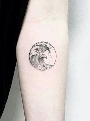 wave in circle Wellen Tattoo, Pisces Tattoos, Wave Tattoo, Ocean Tattoos, Cute Small Tattoos, Waves Tattoo, Small Tattoo Designs, 문신 디자인, Piercing Tattoo