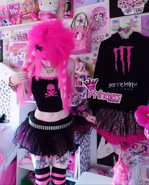 Scenecore Girl, Scene Kid Aesthetic, Scene Girl Outfits, Emo Scene Girls, Pink Emo, Scene Goth, Emo Scene Hair, Scene Core, Scene Queens