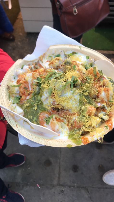 #gk1 #palakchaat #chaat #streetfood #india #new delhi #friends #yummy Delhi Chaat, Delhi Food, Streetwear Men, Snap Food, Yummy Foods, New Delhi, Street Food, Yummy Food, India