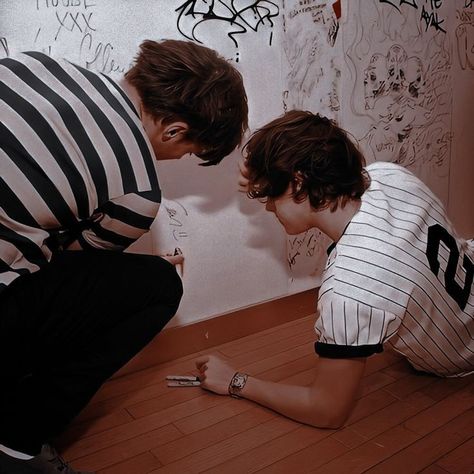 Larry Stylinson Aesthetic, Tom Holland Girlfriend, Harry Styles Live, I Believe In Love, Harry Styles Wallpaper, Louis And Harry, 1 Direction, Aesthetic Gif, Larry Stylinson